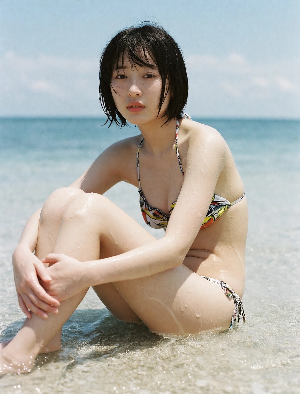 波打ち際のビキニ