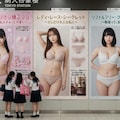 駅貼り広告：様々な体型にリーチする新しい下着の提案 2枚目