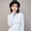 白いミニドレスの女性 5枚目