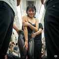 公共の場でこんな格好… 5枚目