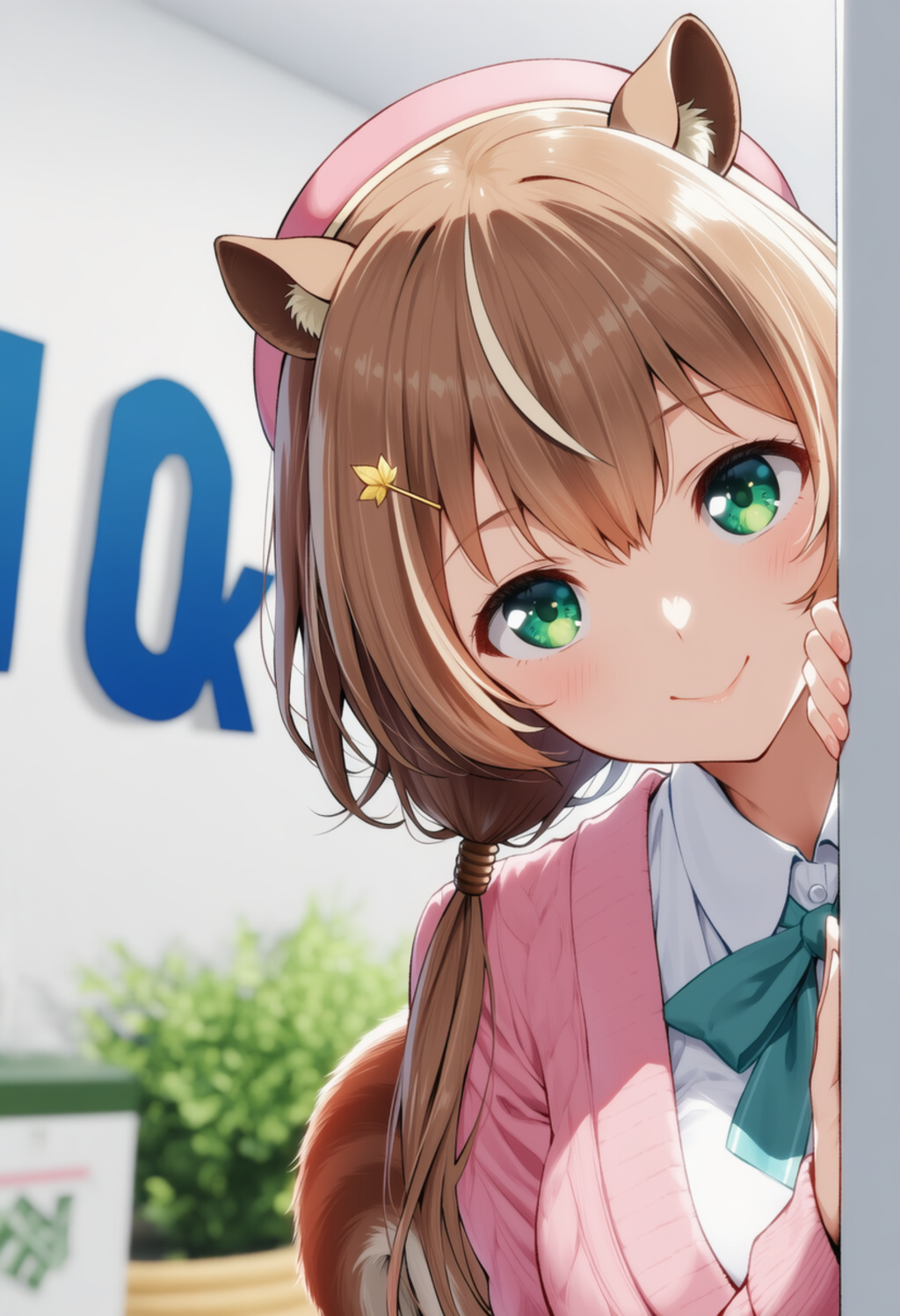 リスちゃんが物陰からジッと見つめているだけ