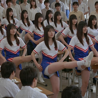 練習するチアリーダーたち