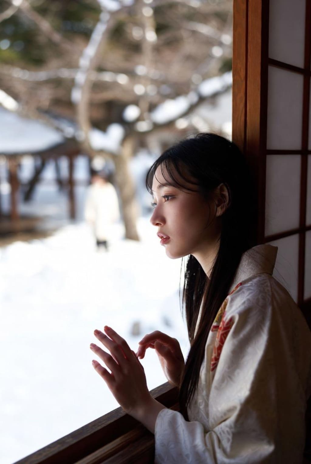 雪景色を眺める女の子