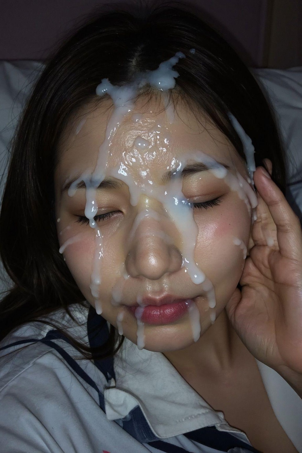 寝てるJKの顔面にザーメンぶっかけ！