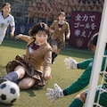 サッカーをする女の子 4枚目