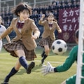 サッカーをする女の子 5枚目
