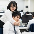 スキンシップを大事にする職場の同期・後輩 4枚目