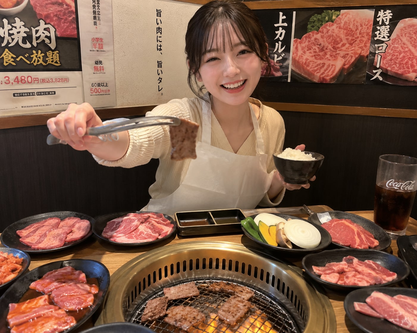 焼肉を楽しむ女の子