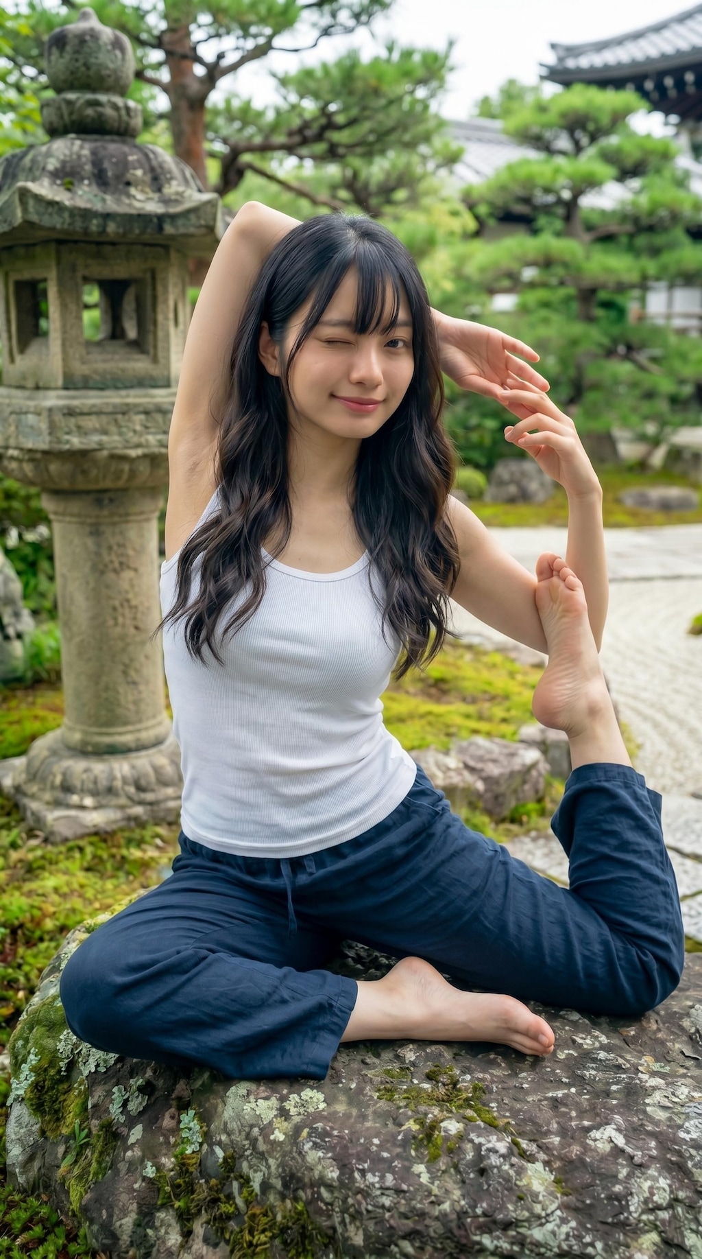 お寺でヨガポーズ