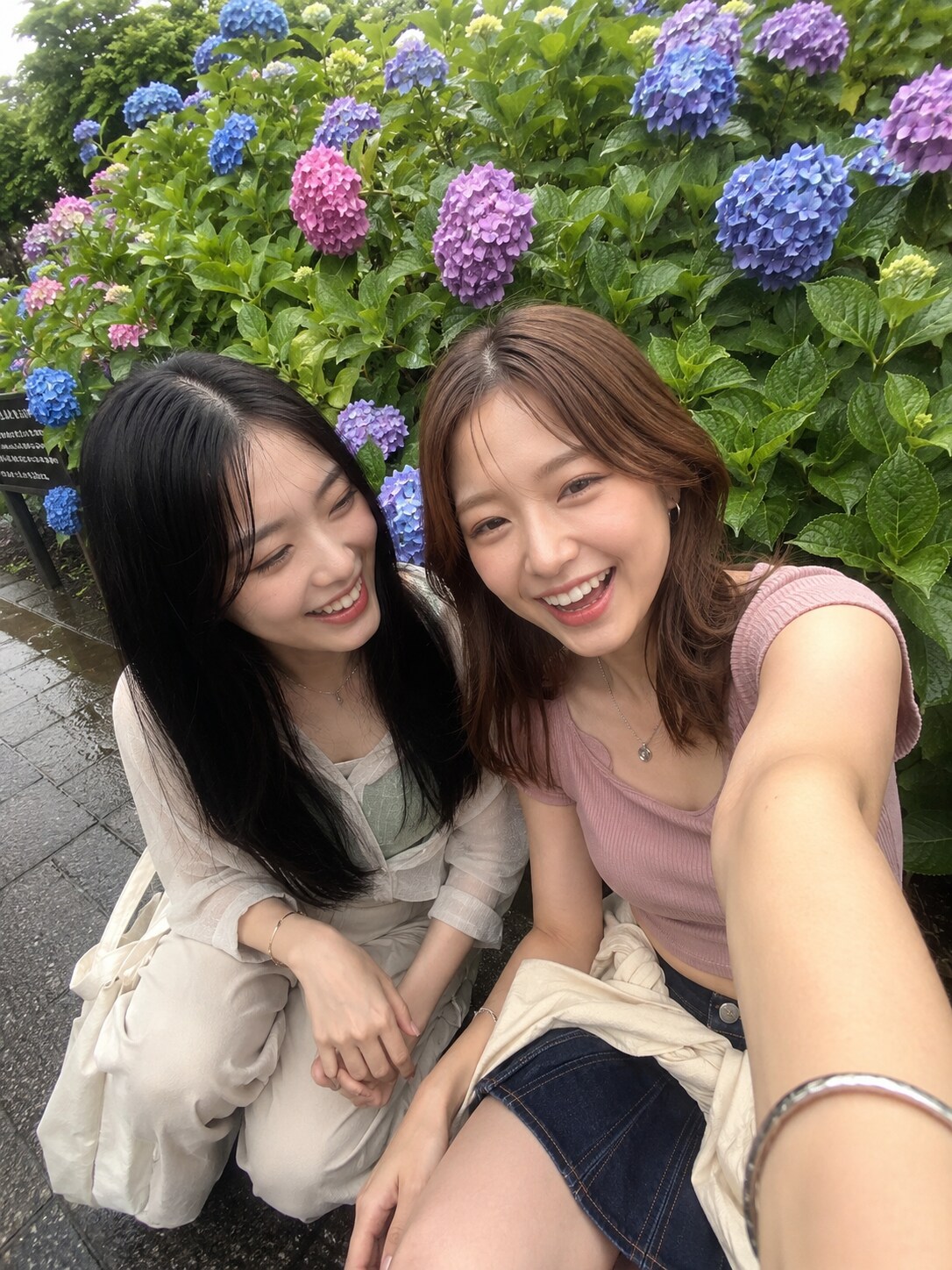 紫陽花をバックに自撮り