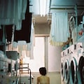 昼間のコインランドリー、自分の服が乾くまで着るものがない20歳日本女性は無着衣で洗濯機の前のイスに座って待ってる 3枚目