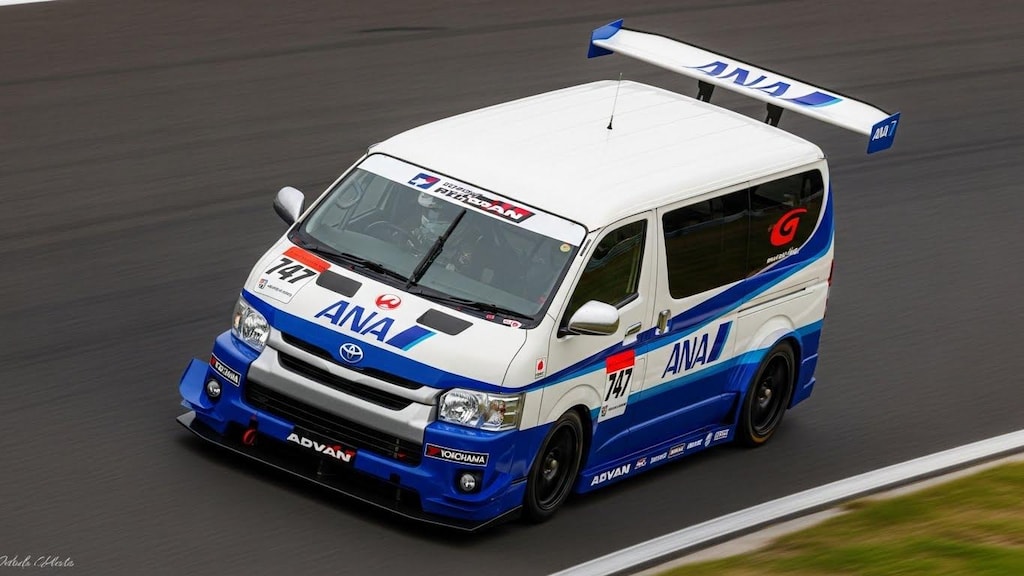 ANAハイエースレーシングカー