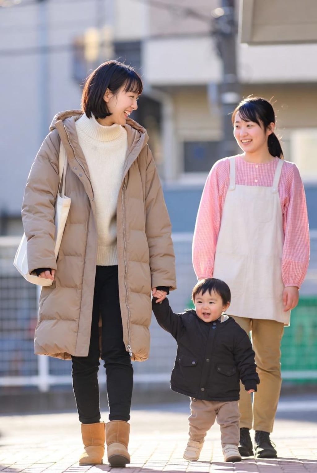 優しい保母さんの送迎（働く姿）