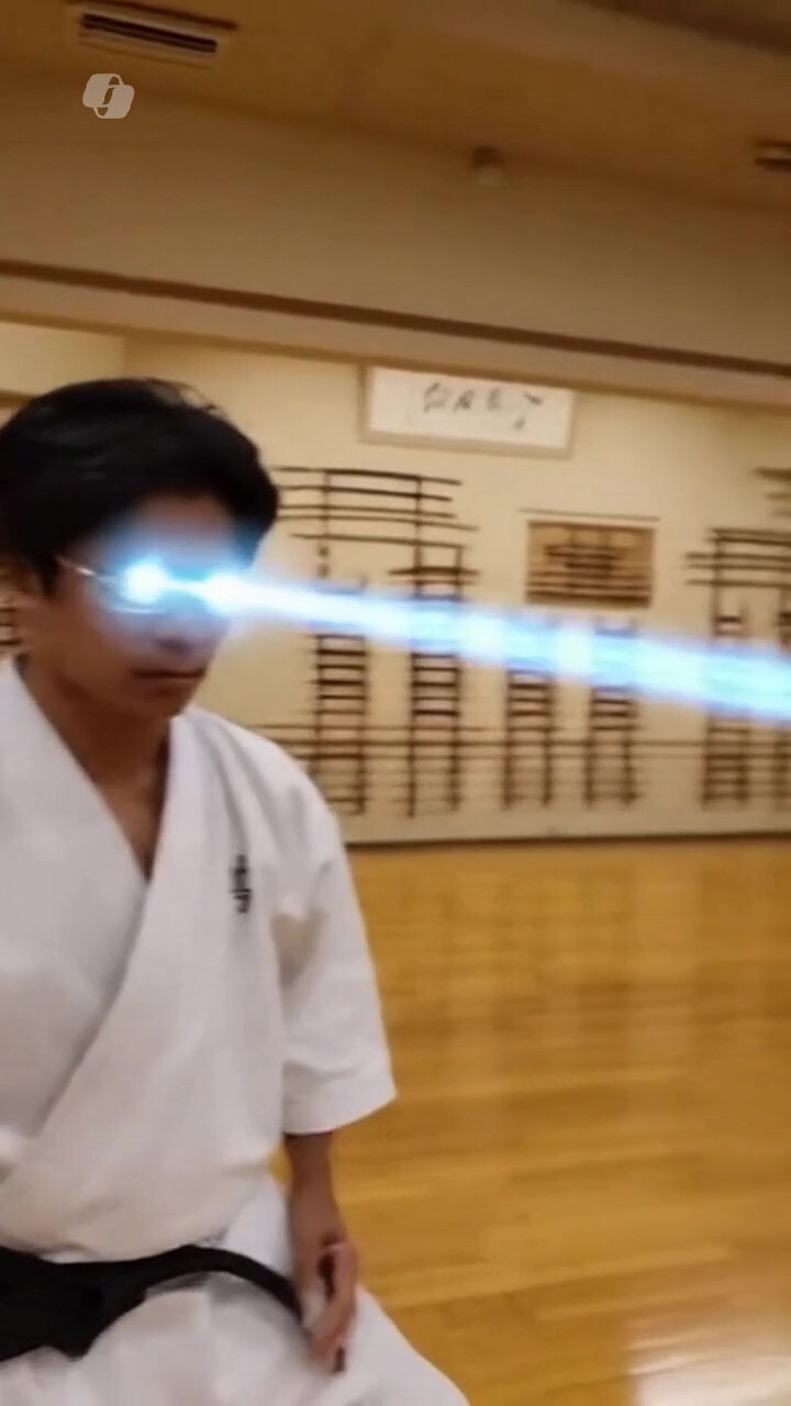 【動画あり】"眼鏡からビームを発射している"、"眼鏡の日本人"