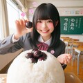 【謎画像】女子高生と巨大おにぎり 2枚目
