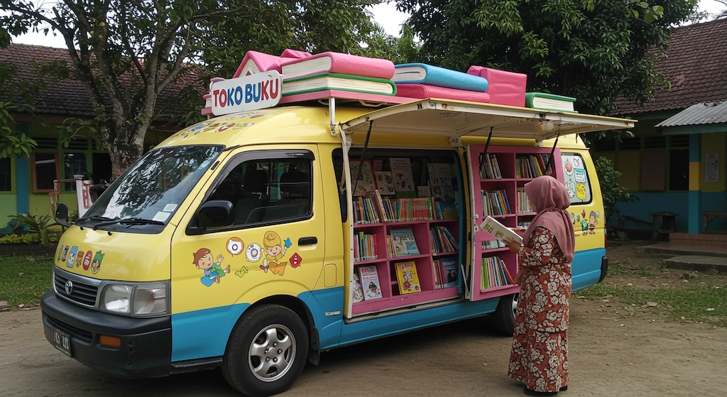 ハイエース図書館バス