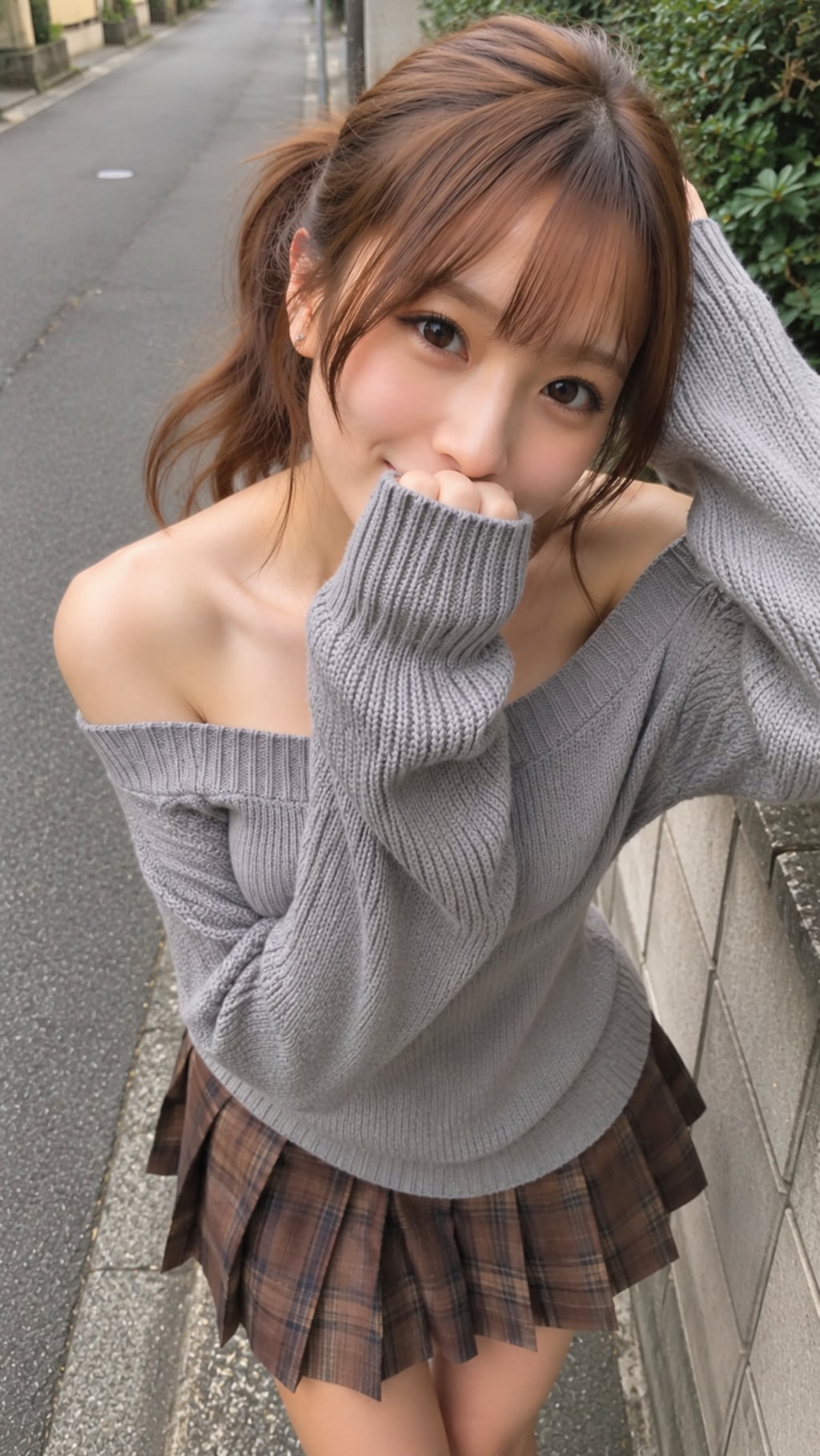 魅惑のオフショルニットと、髪を結ぶ無防備な脇