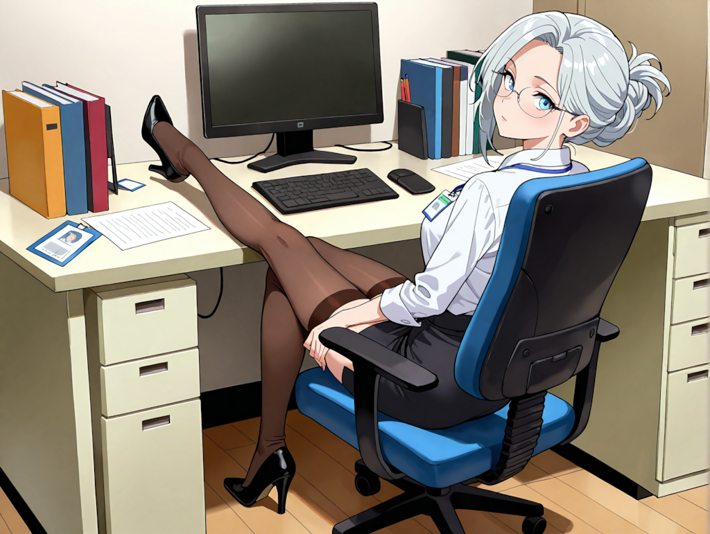 デスクワーク中の露峰さん