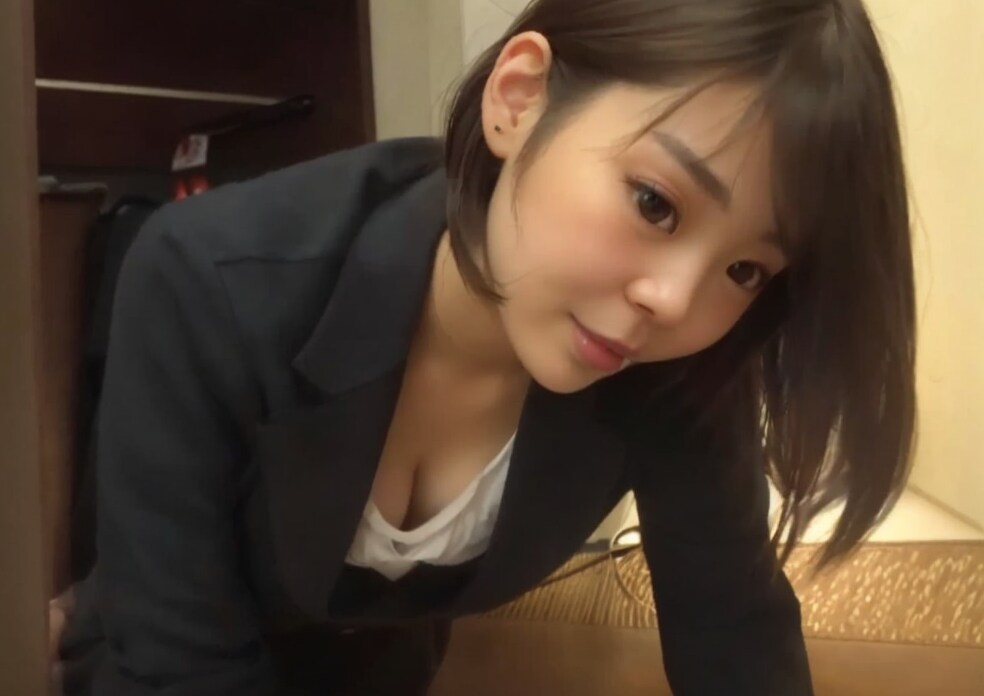 ＯＬお姉さんの胸チラ