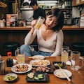 酔いつぶれる女 2枚目