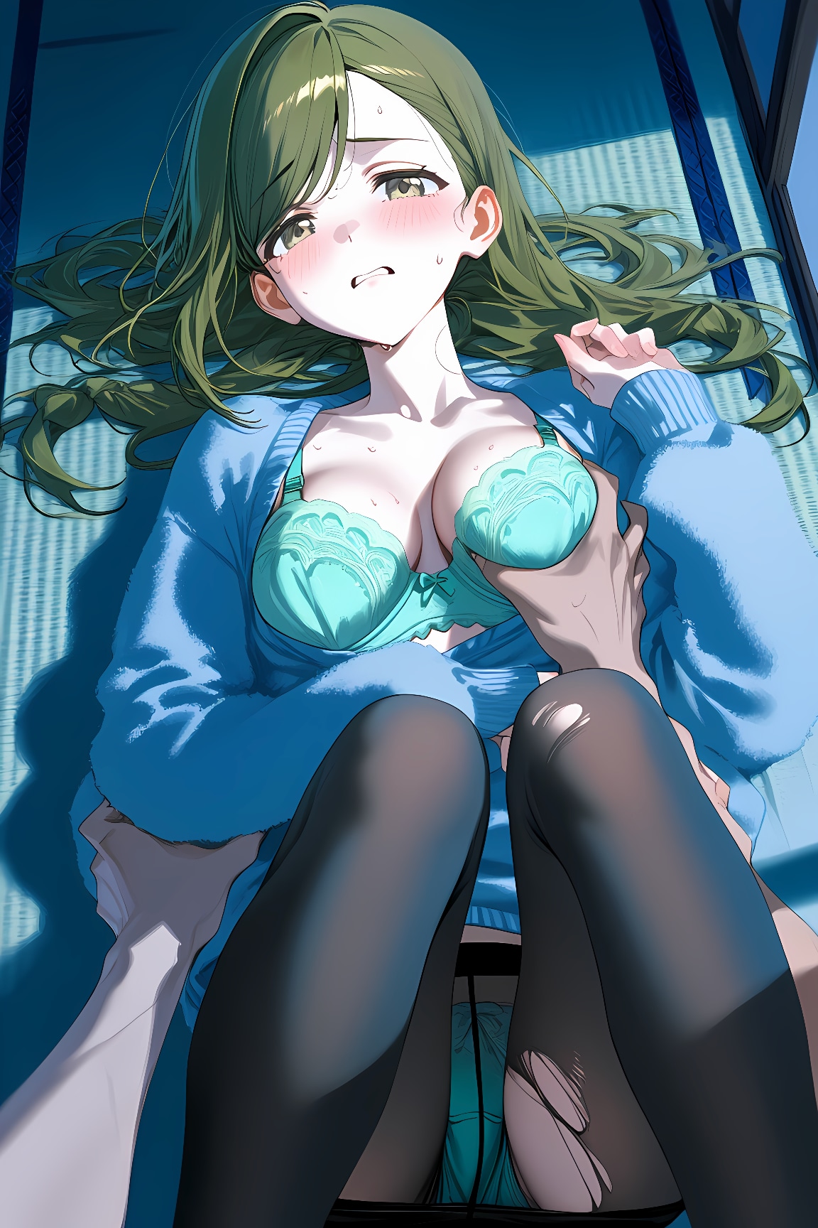 セーターを無理矢理ひっぱると…